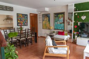 Townhouse with art, books and pool near the sea