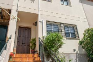 Townhouse with art, books and pool near the sea