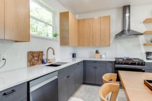 Near Restaurants and Parks Home 3 Mi to Dtwn Austin