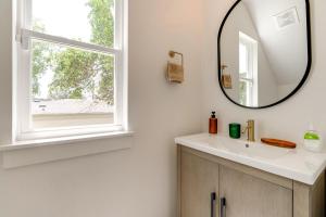 Near Restaurants and Parks Home 3 Mi to Dtwn Austin