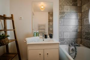 Maisons de vacances Maison Segrais - 6 pers - jardin - Vaugueux - Abbaye : photos des chambres