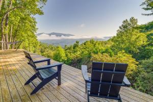 Fire Pit and Views Pet-Friendly Spruce Pine Studio