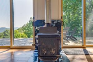 Fire Pit and Views Pet-Friendly Spruce Pine Studio