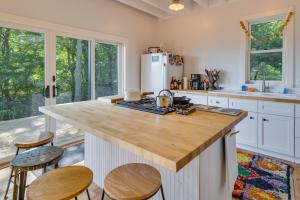 Fire Pit and Views Pet-Friendly Spruce Pine Studio