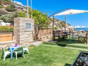 Holiday Homes BlueGreen - Beachfront, Pool, Garden and BBQ - near Heraklion