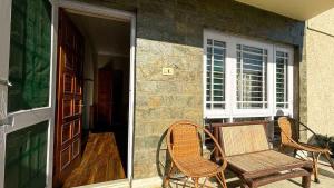 Luxury suite at Humhama Srinagar Airport 5 mins away