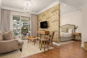 Royale 615 Green Point - Views, Location, Communal Pool