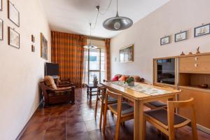 GuestHost - Comfy Apartment 10 min from the Beach