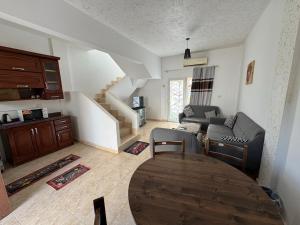 871 · 2BR Townhouse with backyard