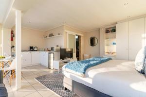 Sunset Azure Villa - Sea Views Sleeps 14 2 Pools