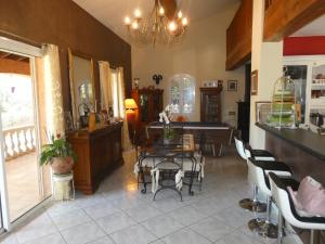 Villas VILLA SANLOREN Piscine et Jacuzzi : photos des chambres