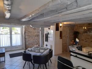 B&B / Chambres d'hotes La Causserie, Chambre d'Hotes avec piscine interieure, pour vous seuls ! : photos des chambres