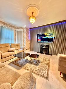 Full Home with Free Parking in Moss Bank near Cheetham Hill, Crumpsall, Manchester