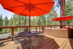 1 Mi to Tahoe Donner Skiing: Luxe Truckee Cabin!