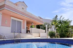 Luxury Villa Karla next to Beach on Island Brač