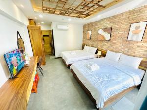 505MSNK Luxe Twin Studio I Balcony & Kitchen