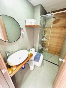 505MSNK Luxe Twin Studio I Balcony & Kitchen