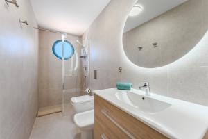 3-bedroom apartment in Playa de las Américas with AC, pool, parking