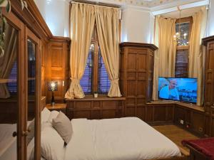 Traditional English Victorian Apartment