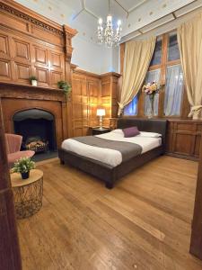 Traditional English Victorian Apartment