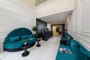 Azen Lakeside Hotel & Travel