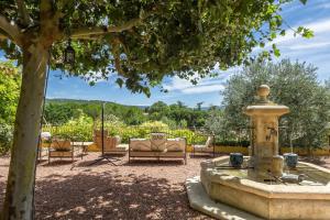 Villas Elegant Provencal Villa with Pool, Garden Views Mas Jorel : photos des chambres