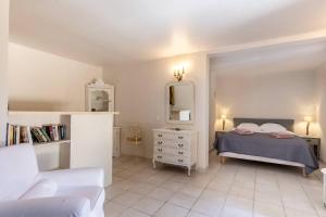 Villas Elegant Provencal Villa with Pool, Garden Views Mas Jorel : photos des chambres