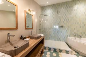 Villas Private Oasis in Gordes Elegant 5-Bedroom Villa with Pool : photos des chambres