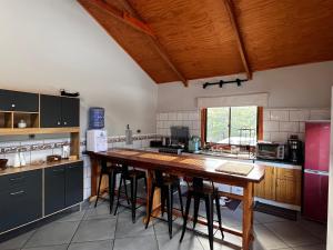 Cabaña nieve, tinaja y vista al volcan