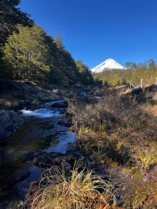 Cabaña nieve, tinaja y vista al volcan