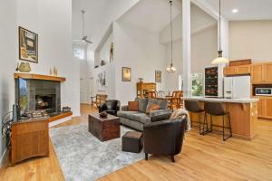 20 min to Mt Bachelor Widgi Creek