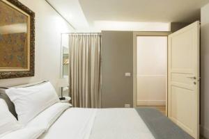 Modern Flat Historic 1200s Palace Steps from Navona