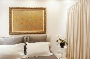 Modern Flat Historic 1200s Palace Steps from Navona