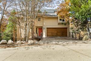 The Fancy Fox - Stunning 4 BR Retreat Close to Lake