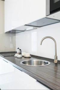 Modern Flat Historic 1200s Palace Steps from Navona