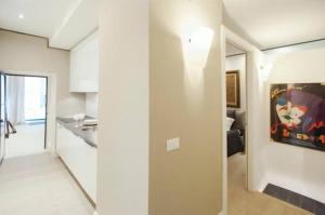 Modern Flat Historic 1200s Palace Steps from Navona