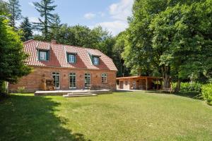 GUT KLETKAMP "Försterei" - Freistehendes Backsteinhaus mit 4 Schlafzimmern ruhig am Waldrand gelegen I Kamin I Garten & Terrasse I 15 Min zur Ostsee I 3 Bäder I Küche I Parkplatz I WLAN
