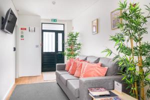 Entire House with 4 Master Suites, Hot Tub & Backyard - Central Location