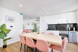 Entire House with 4 Master Suites & Backyard - Central Location