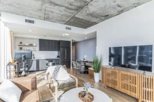 High Rise Luxury Condo with Lake & City Views