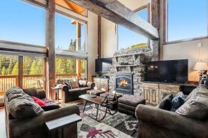 Secluded Escape for 10 Hot Tub Game Room & More