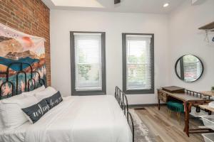 Mansfield Retreat - A Chic Downtown Experience