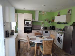 Maisons de vacances Maison avec grand jardin arbore : photos des chambres