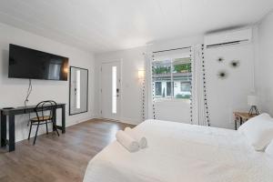 Chic City Retreat 93B