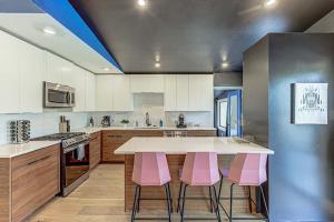 Trendy Stay for 12 with Hot Tub Mins to DT 6th St