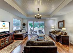 Lakefront Stay for 12 with Private Ramp Dock & Views