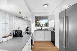 The Beachside - Fully Renovated 2BR unit with Parking Pool Tennis next to beach and tram