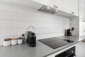 The Beachside - Fully Renovated 2BR unit with Parking Pool Tennis next to beach and tram