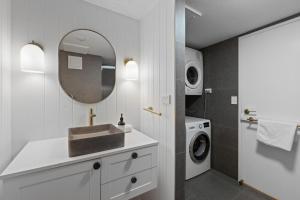 The Beachside - Fully Renovated 2BR unit with Parking Pool Tennis next to beach and tram