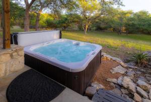 Willies Hill Country Hideaway - Family Stay for 8 with Hot Tub & Fire Pit